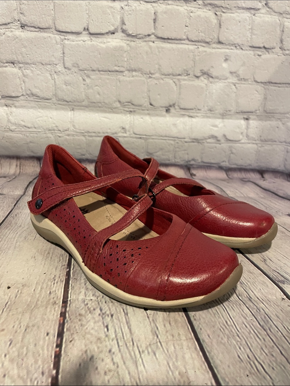 Earth Red Leather Mary Jane Flats with Cross Strap • Sz6 • Like New!
